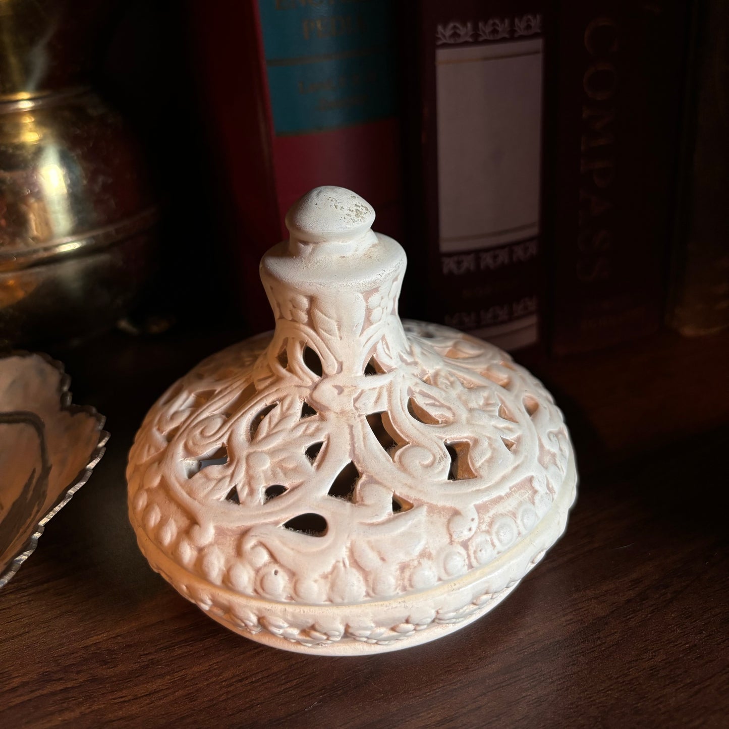 Potpourri Holder With Decorative Lid